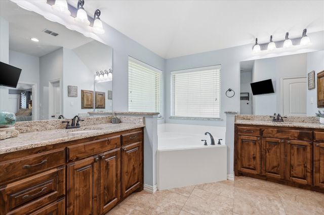 145 Foxpointe Circle, Weatherford, TX 76087