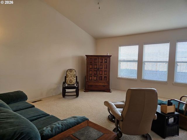 2719 GOLFVIEW Ave, Sutherlin, OR 97479