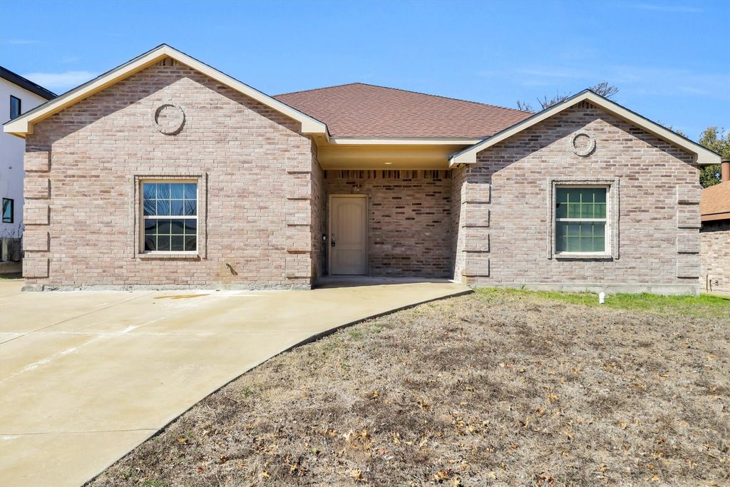 2923 E Pepperidge Drive, Lancaster, TX 75134