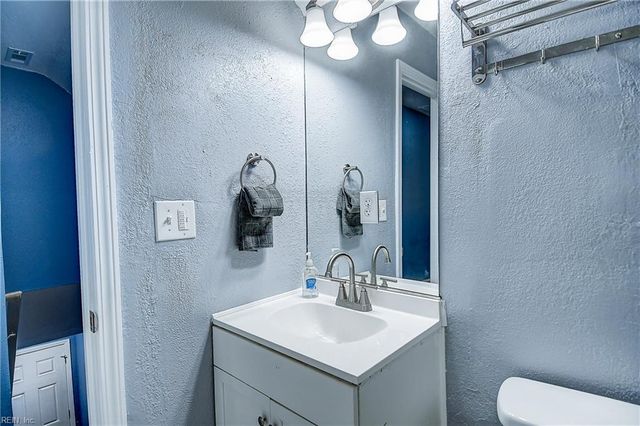 18 Bainbridge AVE, Portsmouth, VA 23702