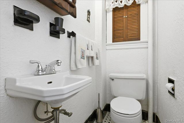 15 May Court, Rockville Centre, NY 11570