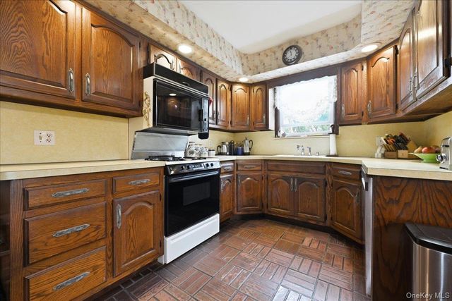 15 May Court, Rockville Centre, NY 11570
