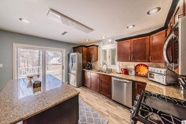 115 Dogwood Hills Club Dr, Gilbertsville, KY 42044