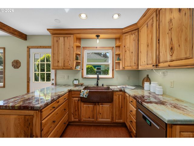 10030 Ne SKIDMORE St, Portland, OR 97220