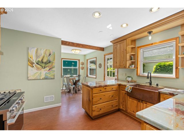10030 Ne SKIDMORE St, Portland, OR 97220