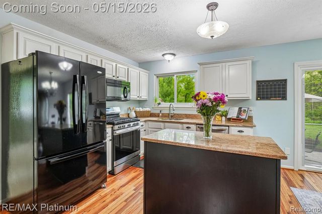 2584 Birchwood Drive, Howell, MI 48855