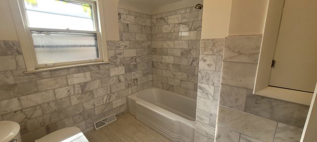 2747 W Lunt Avenue, Chicago, IL 60645