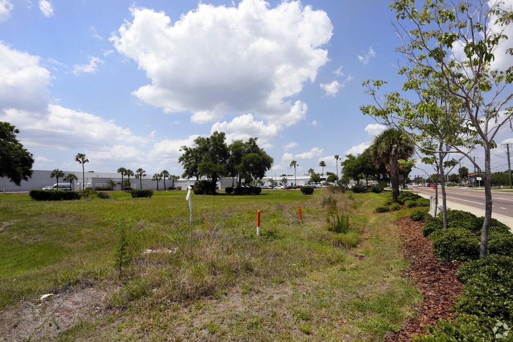 Image 2 of property listing at 4201 W CREST AVENUE, Tampa, FL 33614
