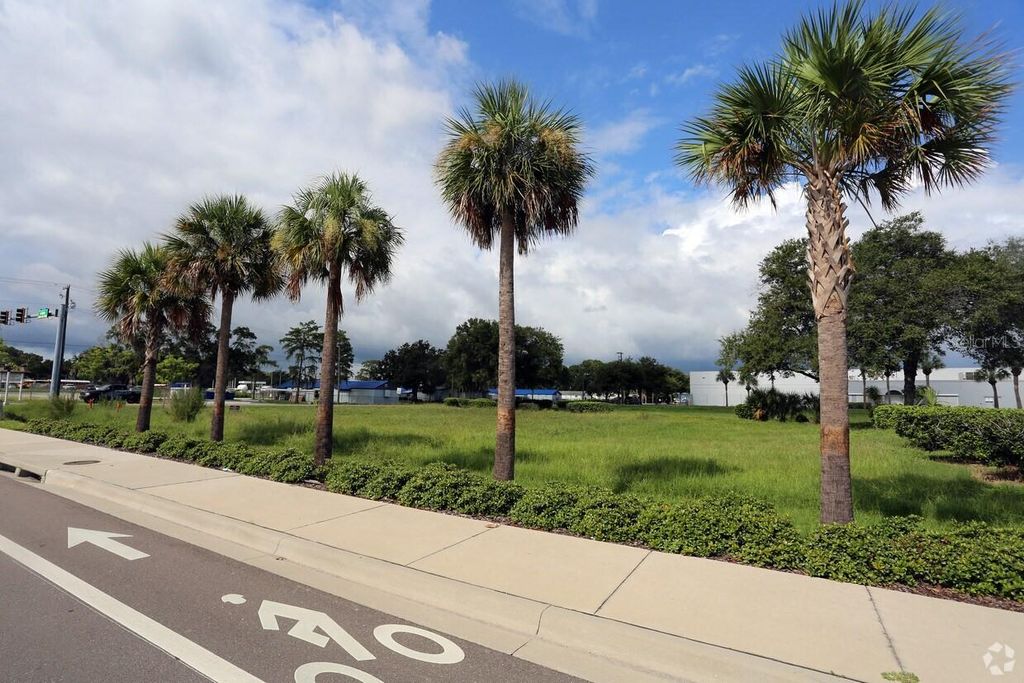 Image 3 of property listing at 4201 W CREST AVENUE, Tampa, FL 33614