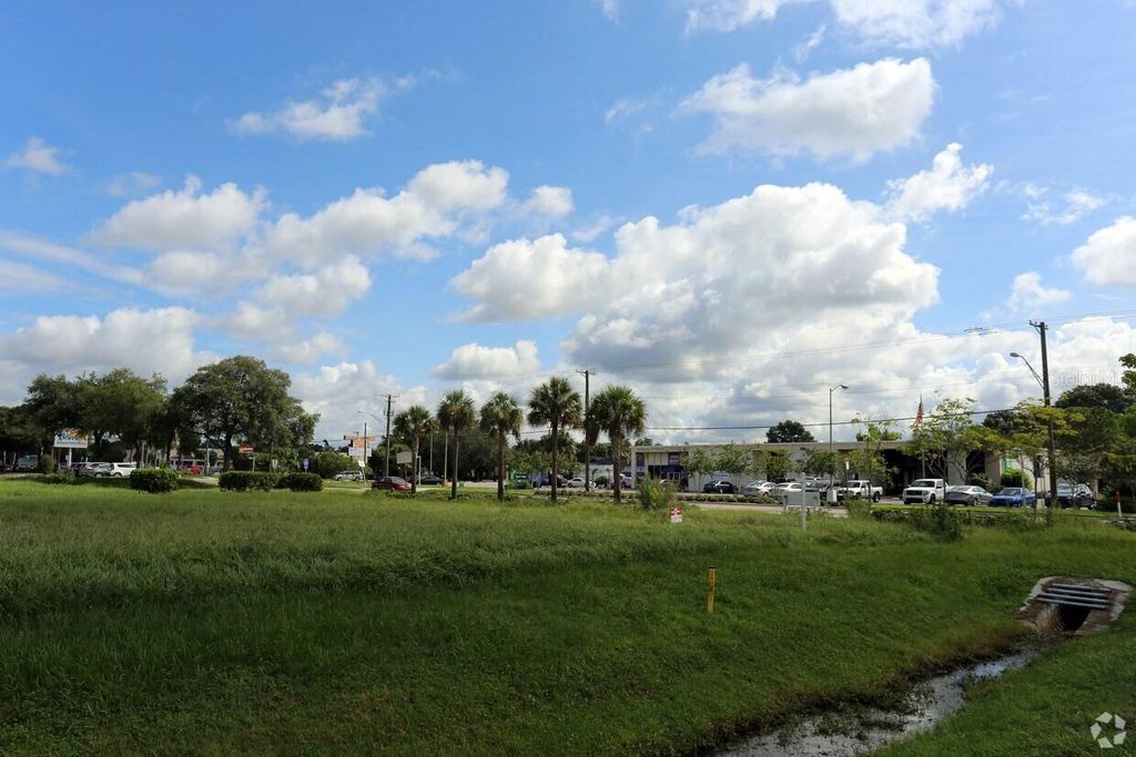 Image 4 of property listing at 4201 W CREST AVENUE, Tampa, FL 33614