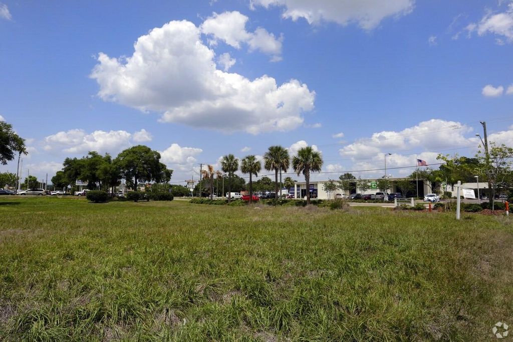 Image 6 of property listing at 4201 W CREST AVENUE, Tampa, FL 33614