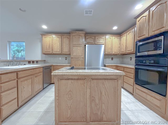 11519 E 118th Street North, Collinsville, OK 74021