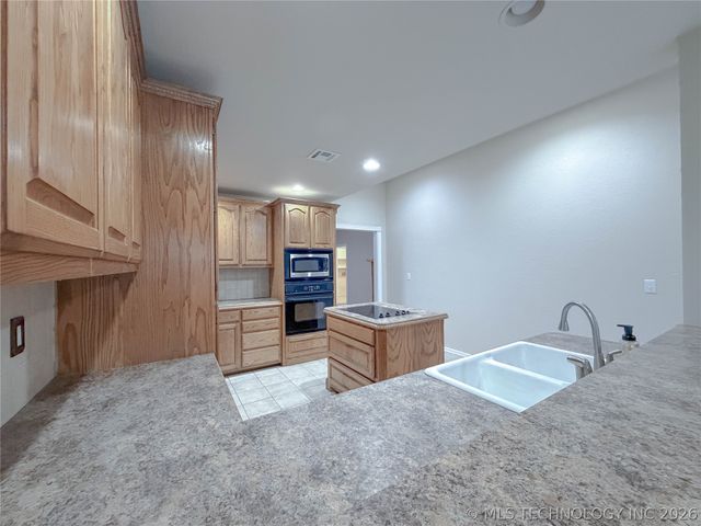 11519 E 118th Street North, Collinsville, OK 74021
