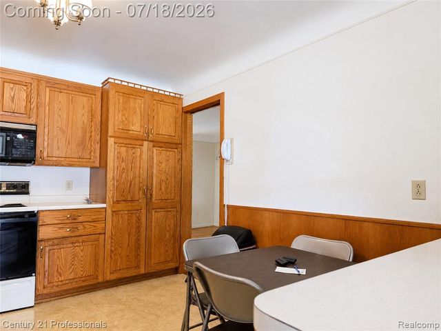 8563 Centralia Street, Dearborn Heights, MI 48127