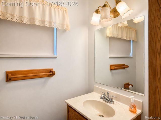 8563 Centralia Street, Dearborn Heights, MI 48127