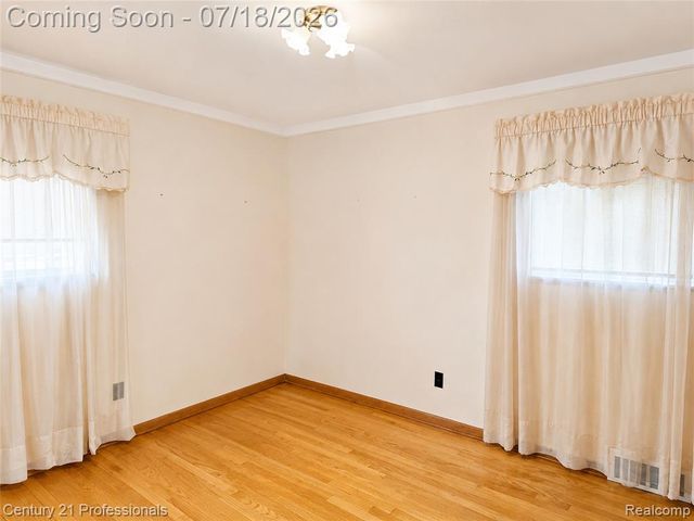 8563 Centralia Street, Dearborn Heights, MI 48127