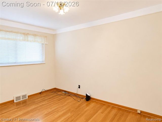 8563 Centralia Street, Dearborn Heights, MI 48127