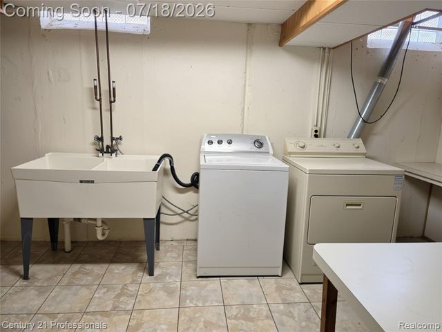 8563 Centralia Street, Dearborn Heights, MI 48127