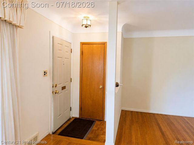 8563 Centralia Street, Dearborn Heights, MI 48127