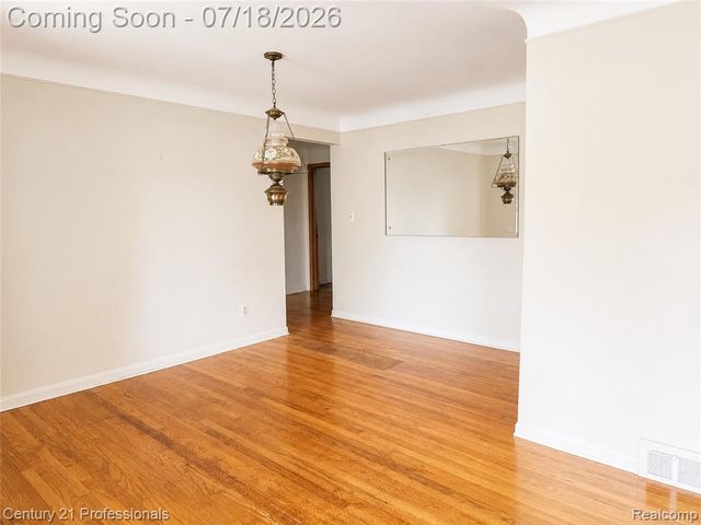 8563 Centralia Street, Dearborn Heights, MI 48127