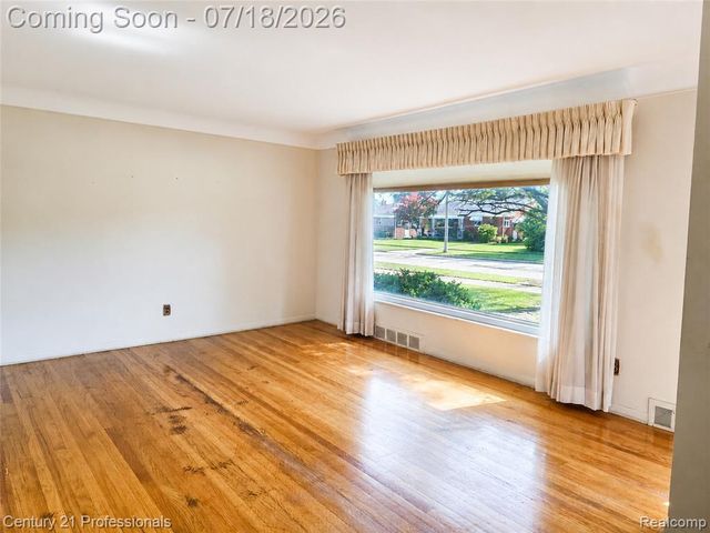 8563 Centralia Street, Dearborn Heights, MI 48127