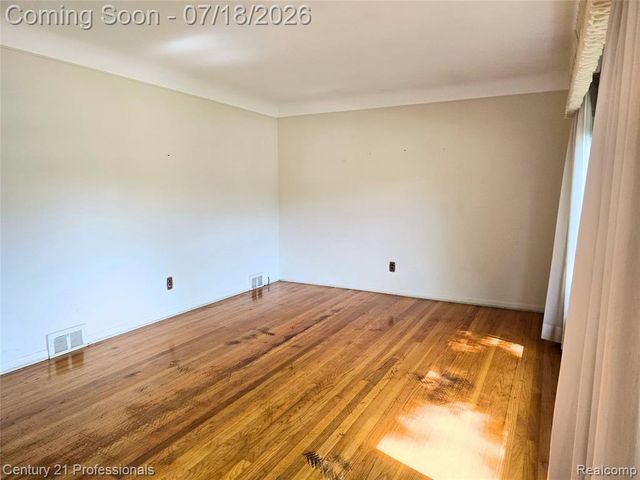 8563 Centralia Street, Dearborn Heights, MI 48127