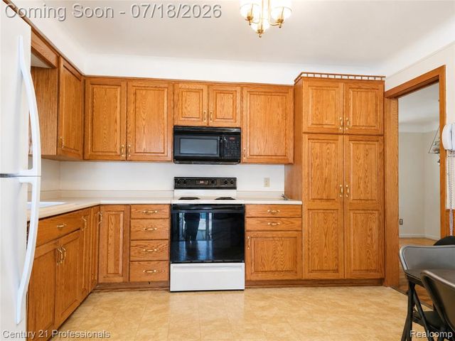 8563 Centralia Street, Dearborn Heights, MI 48127