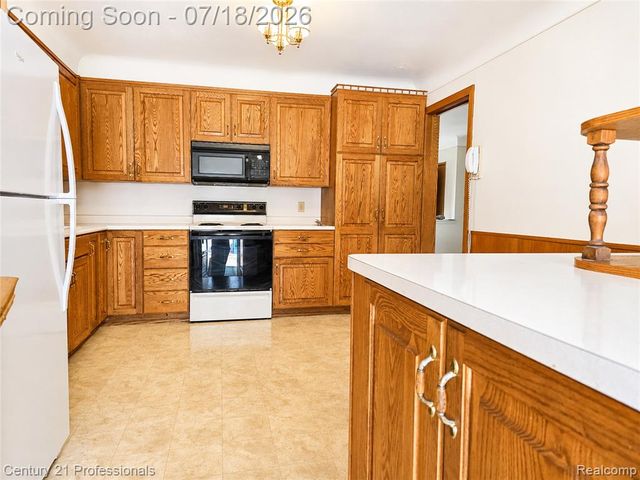 8563 Centralia Street, Dearborn Heights, MI 48127