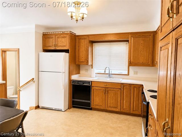 8563 Centralia Street, Dearborn Heights, MI 48127