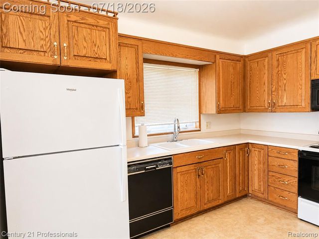 8563 Centralia Street, Dearborn Heights, MI 48127