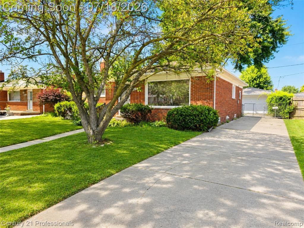 8563 Centralia Street, Dearborn Heights, MI 48127