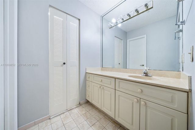 2755 W 74th St, Hialeah, FL 33016