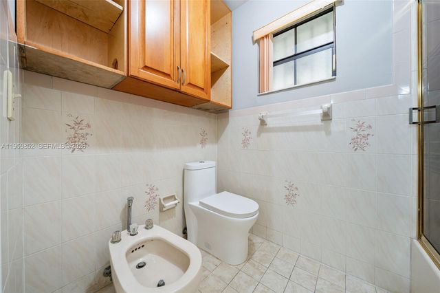 2755 W 74th St, Hialeah, FL 33016