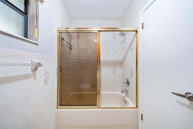 2755 W 74th St, Hialeah, FL 33016