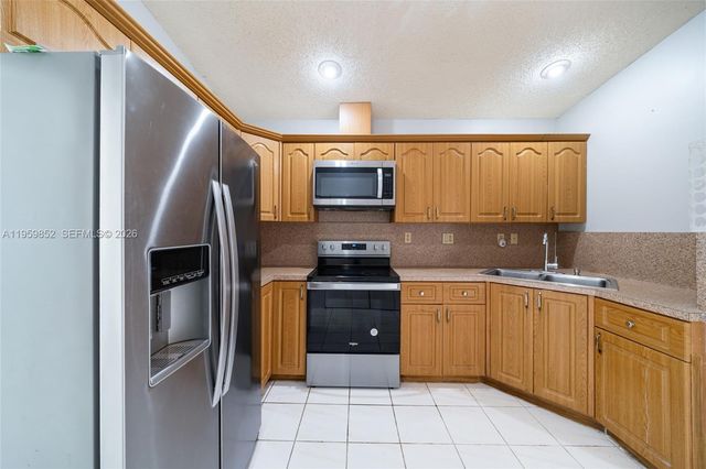 2755 W 74th St, Hialeah, FL 33016