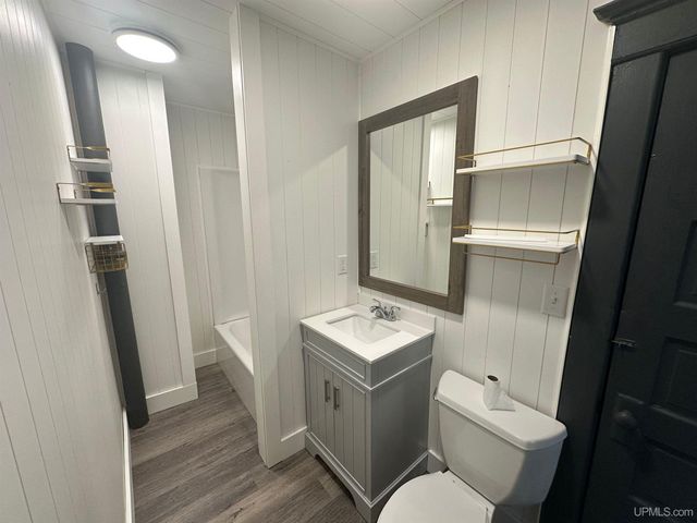 910 S 13th Street, Escanaba, MI 49829