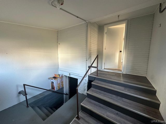 910 S 13th Street, Escanaba, MI 49829