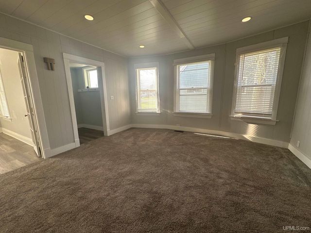 910 S 13th Street, Escanaba, MI 49829