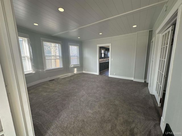 910 S 13th Street, Escanaba, MI 49829