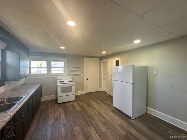 910 S 13th Street, Escanaba, MI 49829