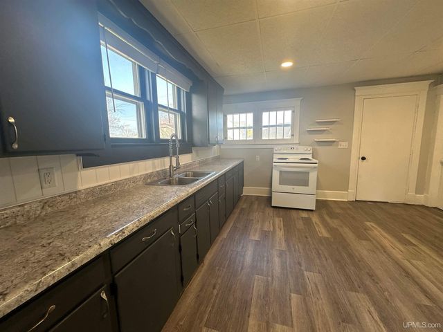 910 S 13th Street, Escanaba, MI 49829