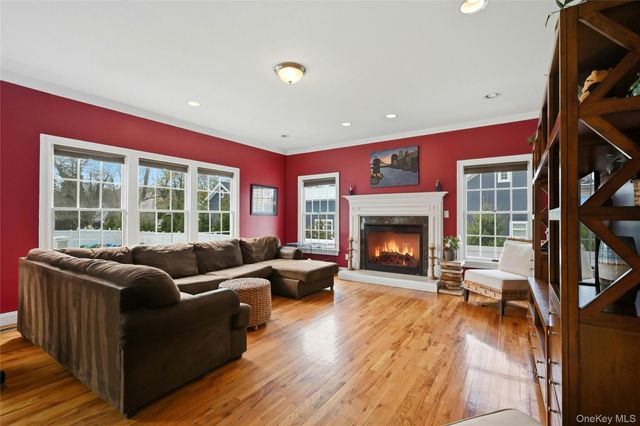 20 E Main Street, Huntington, NY 11743