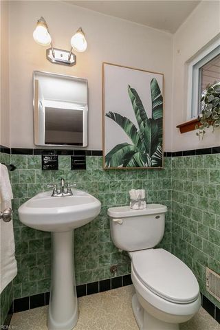 881 Hopwood LN, Virginia Beach, VA 23455