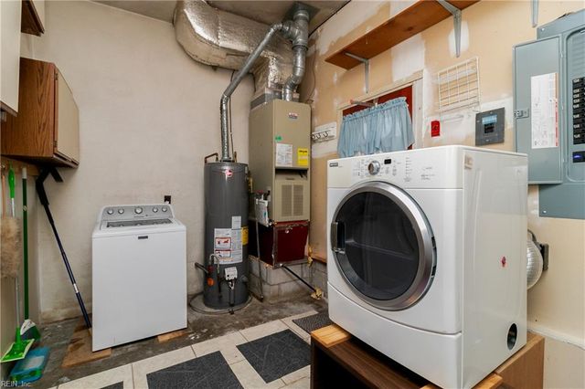 881 Hopwood LN, Virginia Beach, VA 23455