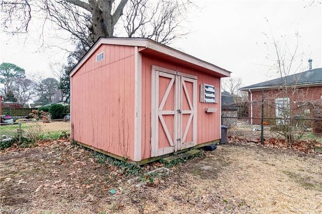 881 Hopwood LN, Virginia Beach, VA 23455