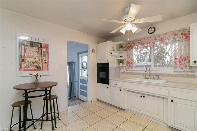 881 Hopwood LN, Virginia Beach, VA 23455