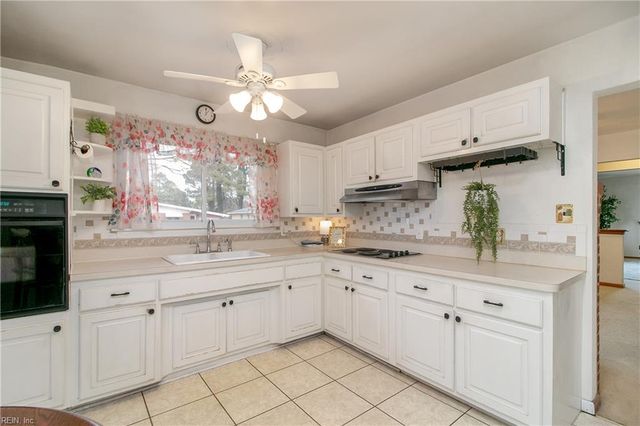 881 Hopwood LN, Virginia Beach, VA 23455