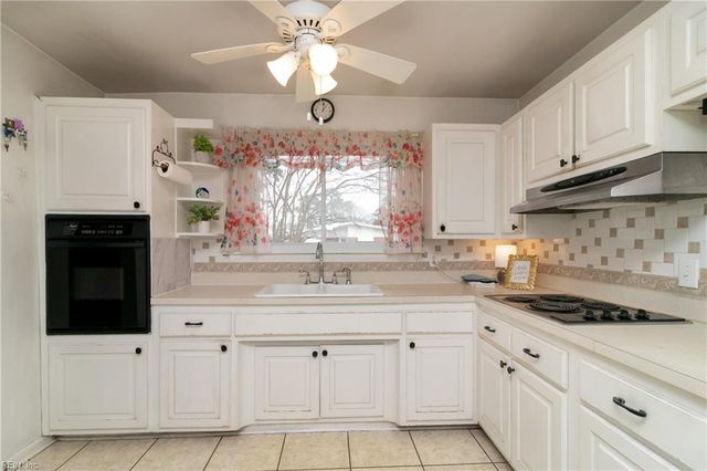 881 Hopwood LN, Virginia Beach, VA 23455