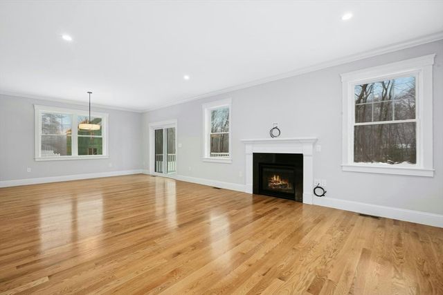 9 Gaskins Ln, Ayer, MA 01432