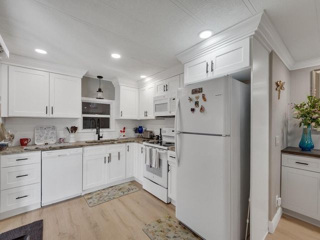 309 NE Pinelake Village Boulevard, Jensen Beach, FL 34957